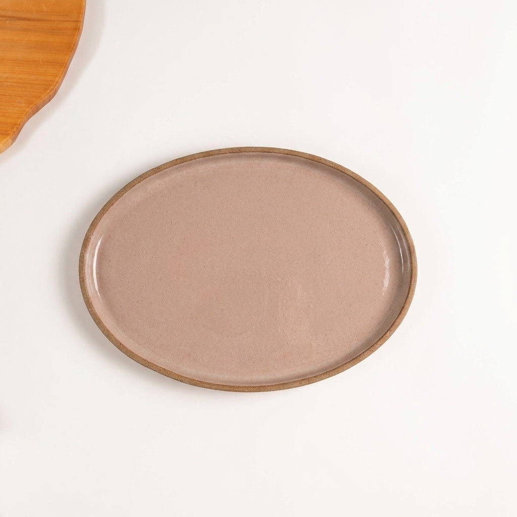 Travessa Oval em cerâmica artesanal — tamanho 28CM x 20CM, argila Cappuccino, esmalte Nude