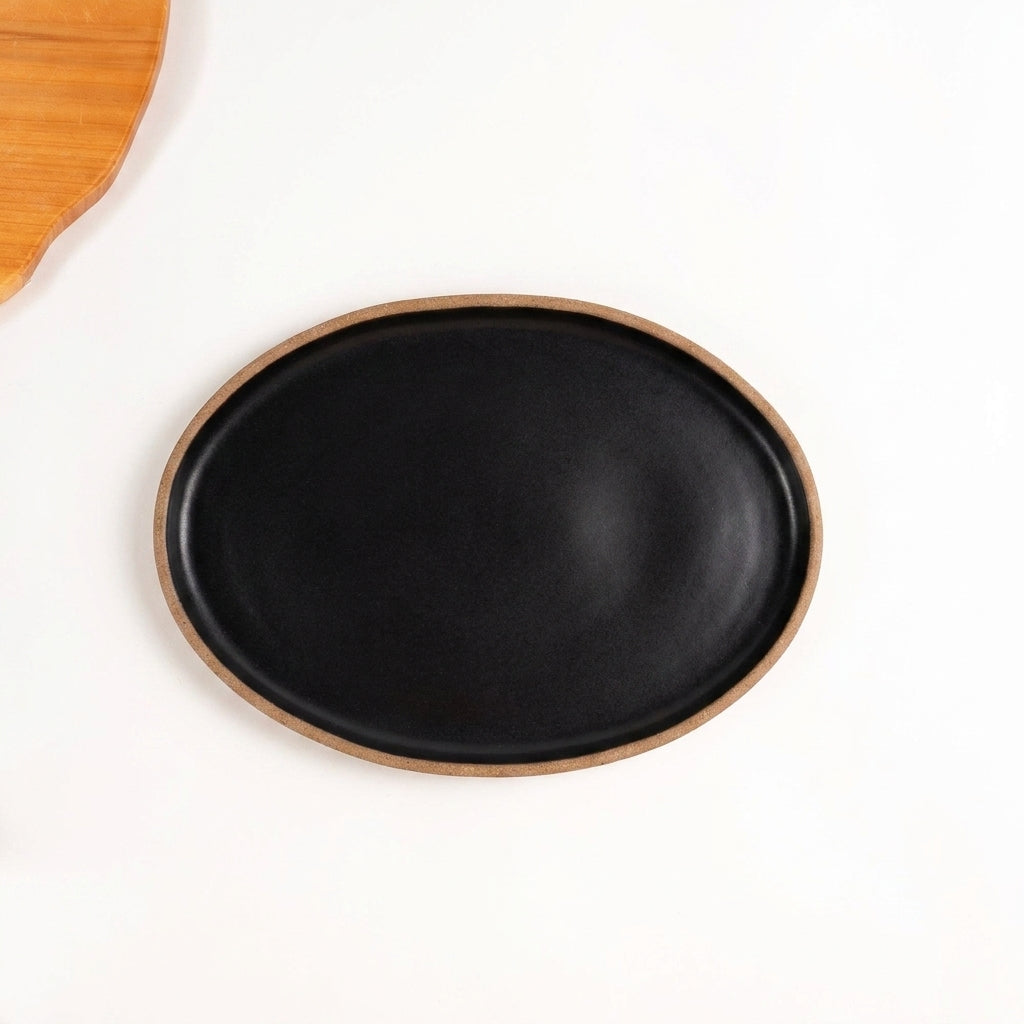 Travessa Oval em cerâmica artesanal — tamanho 28CM x 20CM, argila Cappuccino, esmalte Preto Acetinado