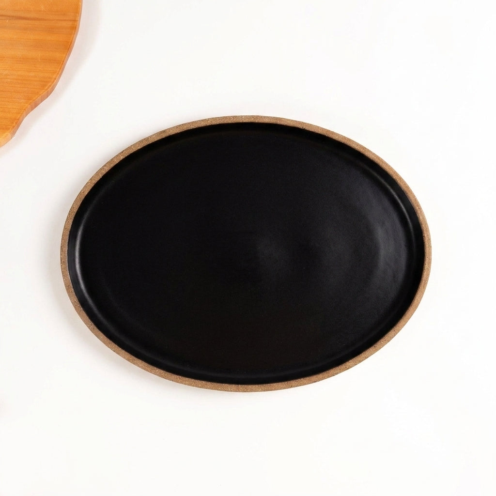 Travessa Oval em cerâmica artesanal — tamanho 28CM x 20CM, argila Cappuccino, esmalte Preto Ébano