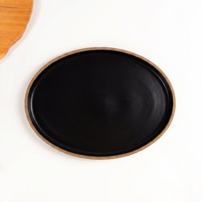 Travessa Oval em cerâmica artesanal — tamanho 28CM x 20CM, argila Cappuccino, esmalte Preto Ébano