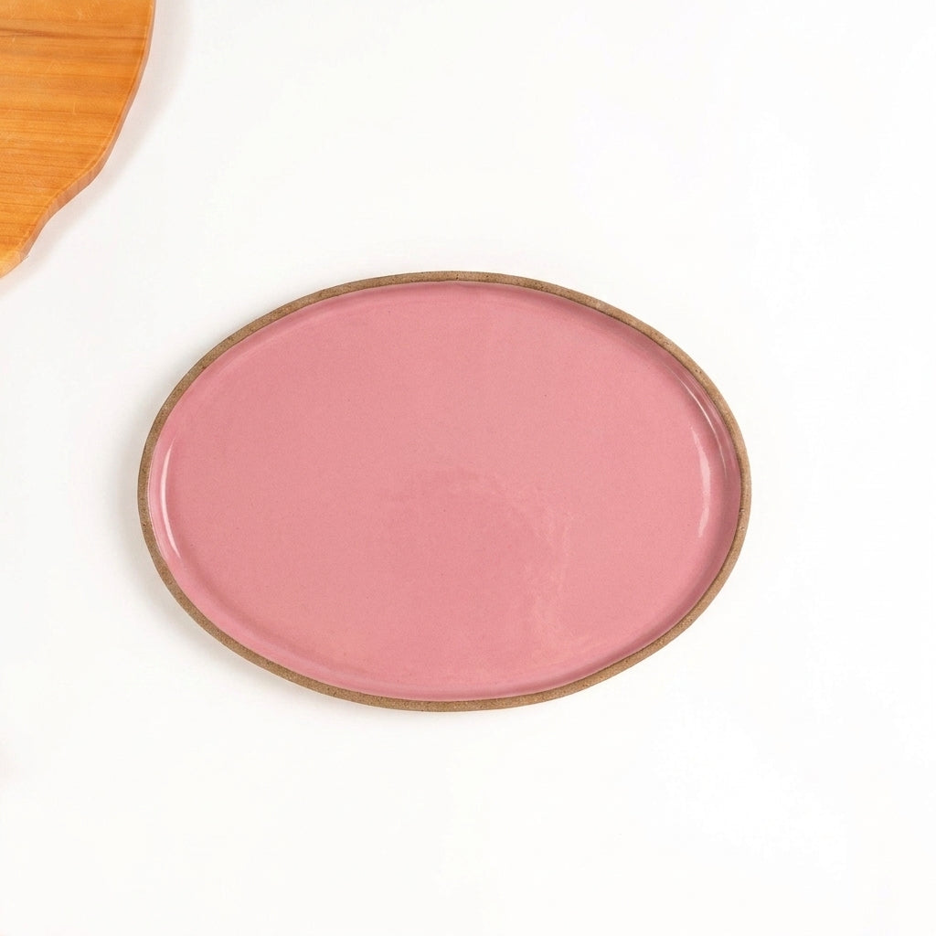 Travessa Oval em cerâmica artesanal — tamanho 28CM x 20CM, argila Cappuccino, esmalte Rosa Barbie