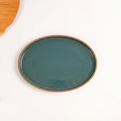 Travessa Oval em cerâmica artesanal — tamanho 28CM x 20CM, argila Cappuccino, esmalte Verde Exército
