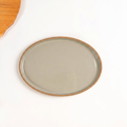 Travessa Oval em cerâmica artesanal — tamanho 28CM x 20CM, argila Cappuccino, esmalte Verde Pompeia