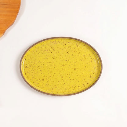 Travessa Oval em cerâmica artesanal — tamanho 28CM x 20CM, argila Flocos, esmalte Amarelo Intenso
