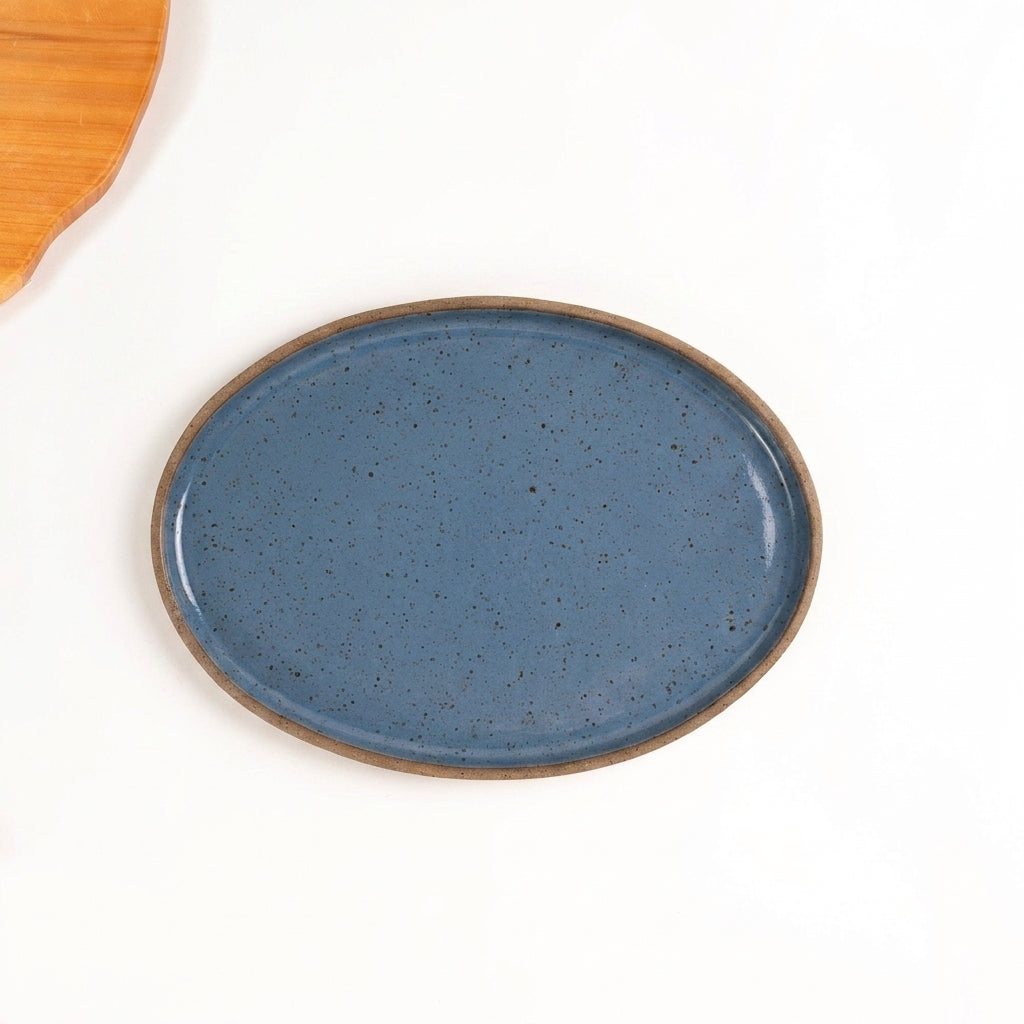 Travessa Oval em cerâmica artesanal — tamanho 28CM x 20CM, argila Flocos, esmalte Azul Safira