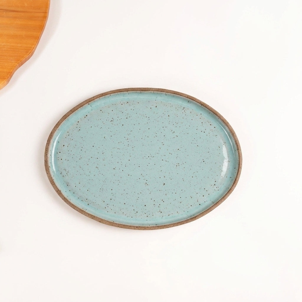Travessa Oval em cerâmica artesanal — tamanho 28CM x 20CM, argila Flocos, esmalte Jujuba