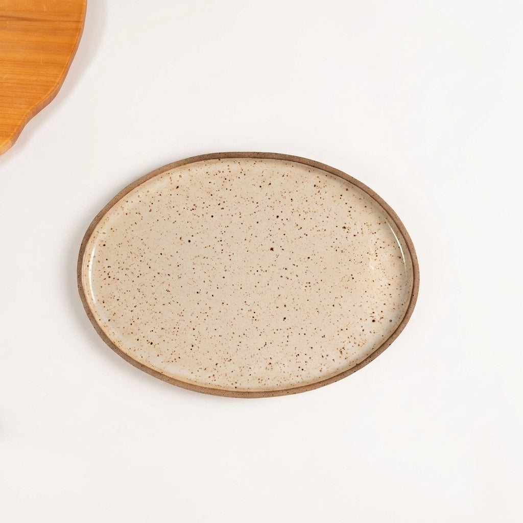 Travessa Oval em cerâmica artesanal — tamanho 28CM x 20CM, argila Flocos, esmalte Pedra Sabão