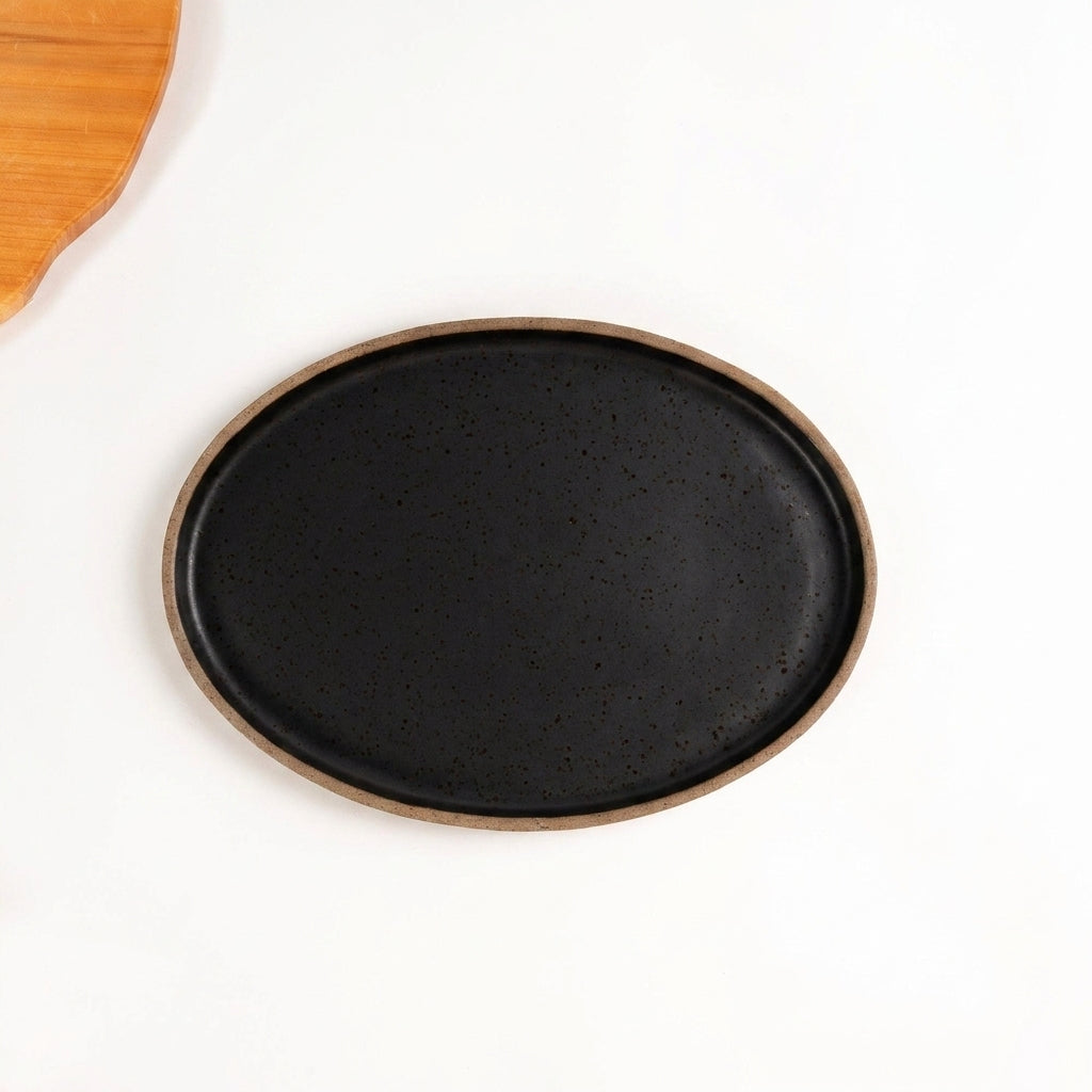 Travessa Oval em cerâmica artesanal — tamanho 28CM x 20CM, argila Flocos, esmalte Preto Ébano