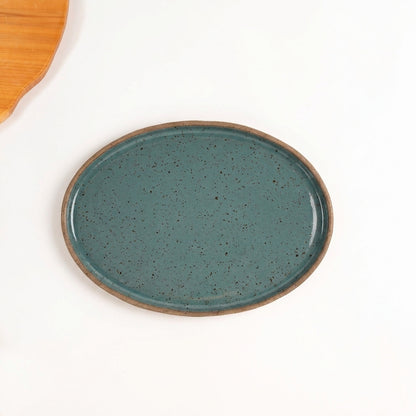 Travessa Oval em cerâmica artesanal — tamanho 28CM x 20CM, argila Flocos, esmalte Verde Exército