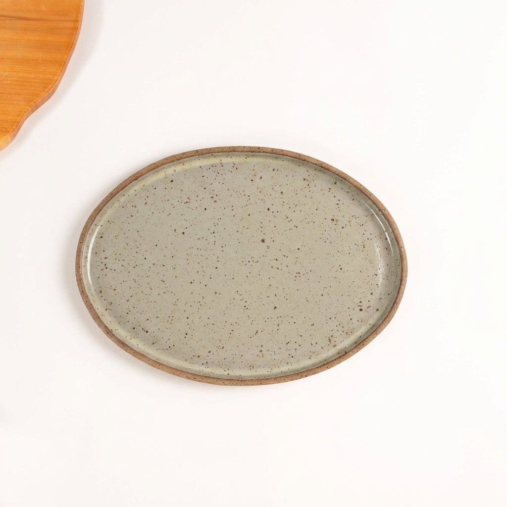 Travessa Oval em cerâmica artesanal — tamanho 28CM x 20CM, argila Flocos, esmalte Verde Pompeia