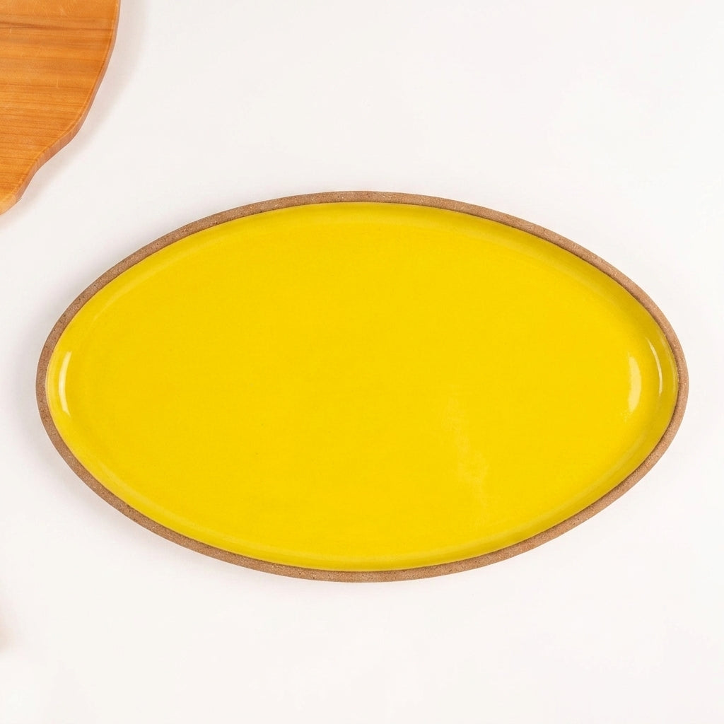Travessa Oval em cerâmica artesanal — tamanho 40CM x 24CM, argila Cappuccino, esmalte Amarelo Intenso