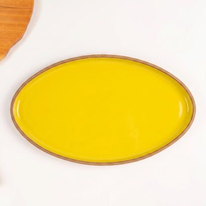 Travessa Oval em cerâmica artesanal — tamanho 40CM x 24CM, argila Cappuccino, esmalte Amarelo Intenso