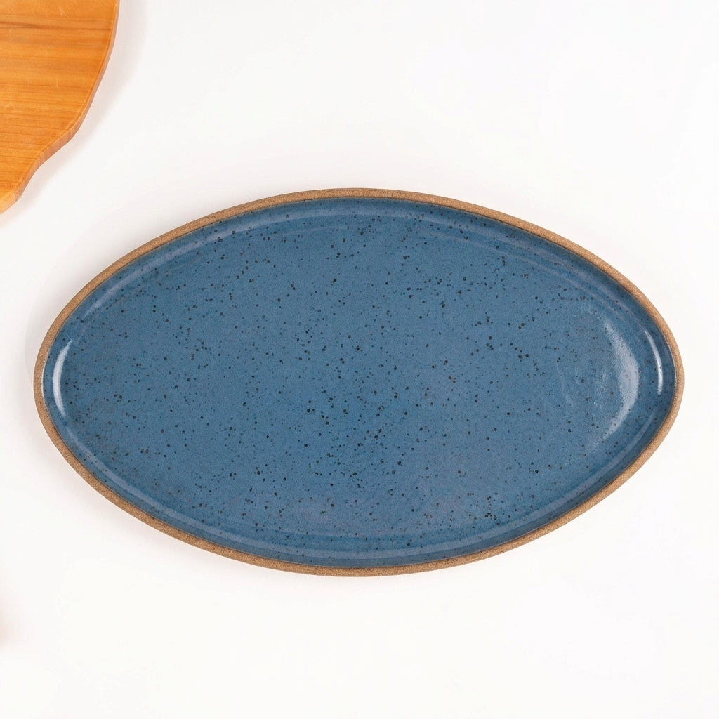 Travessa Oval em cerâmica artesanal — tamanho 40CM x 24CM, argila Cappuccino, esmalte Azul Safira