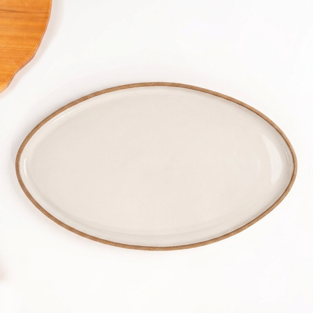 Travessa Oval em cerâmica artesanal — tamanho 40CM x 24CM, argila Cappuccino, esmalte Branco AMME