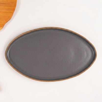Travessa Oval em cerâmica artesanal — tamanho 40CM x 24CM, argila Cappuccino, esmalte Grafite