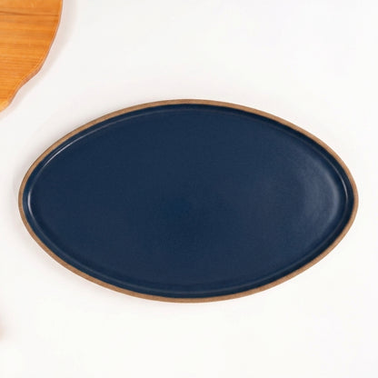 Travessa Oval em cerâmica artesanal — tamanho 40CM x 24CM, argila Cappuccino, esmalte Lazuli