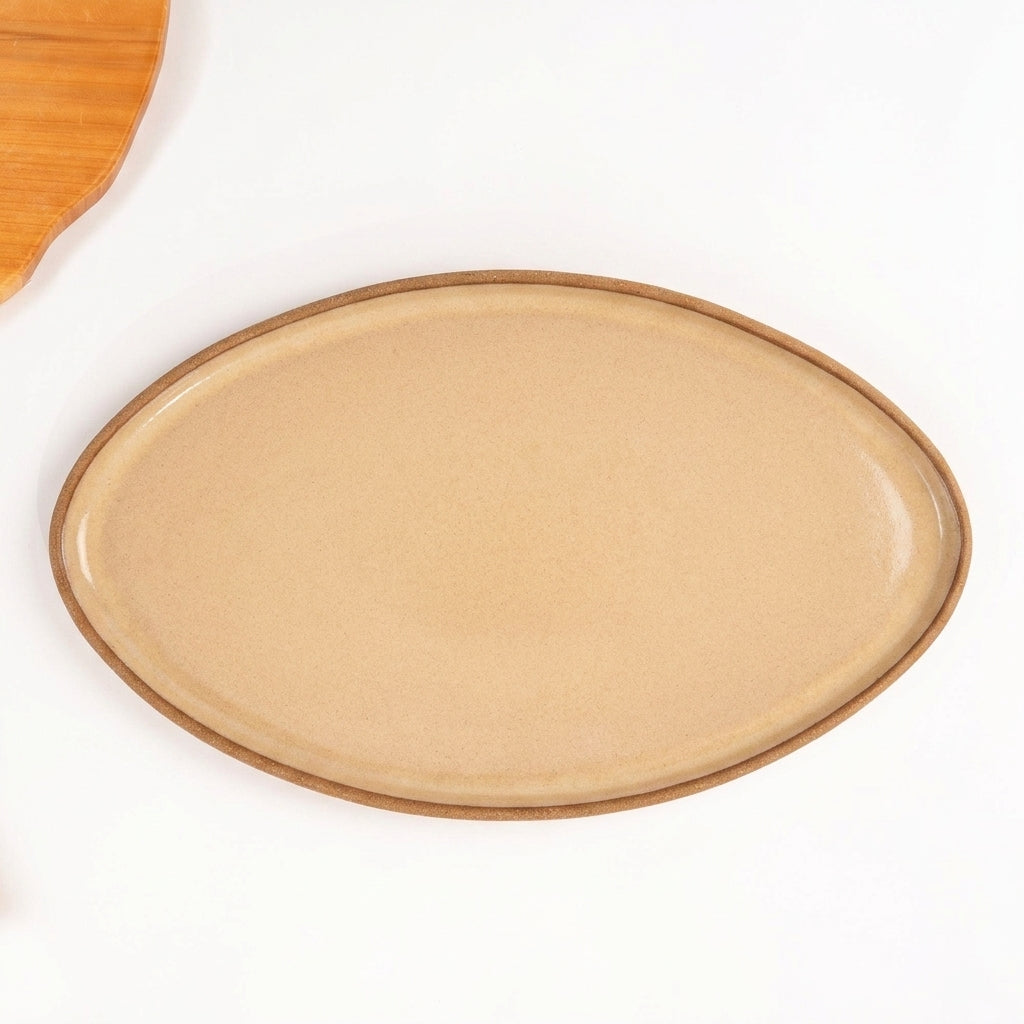 Travessa Oval em cerâmica artesanal — tamanho 40CM x 24CM, argila Cappuccino, esmalte Pedra Sabão