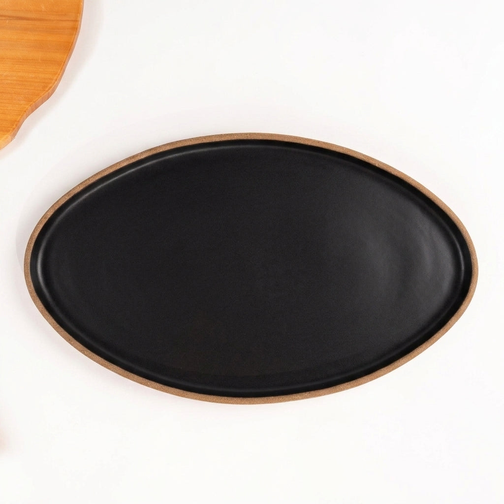 Travessa Oval em cerâmica artesanal — tamanho 40CM x 24CM, argila Cappuccino, esmalte Preto Acetinado