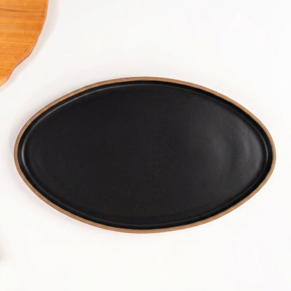 Travessa Oval em cerâmica artesanal — tamanho 40CM x 24CM, argila Cappuccino, esmalte Preto Acetinado