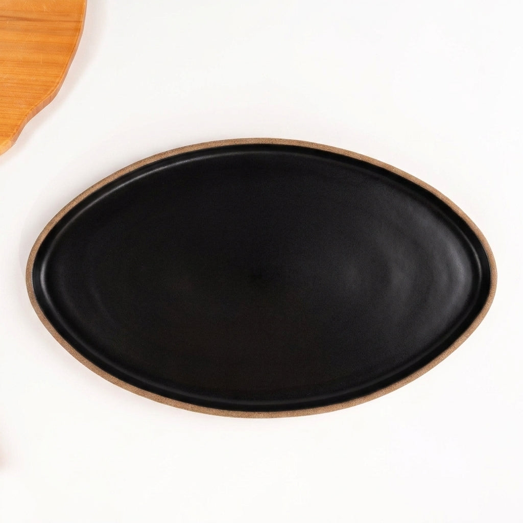 Travessa Oval em cerâmica artesanal — tamanho 40CM x 24CM, argila Cappuccino, esmalte Preto Ébano