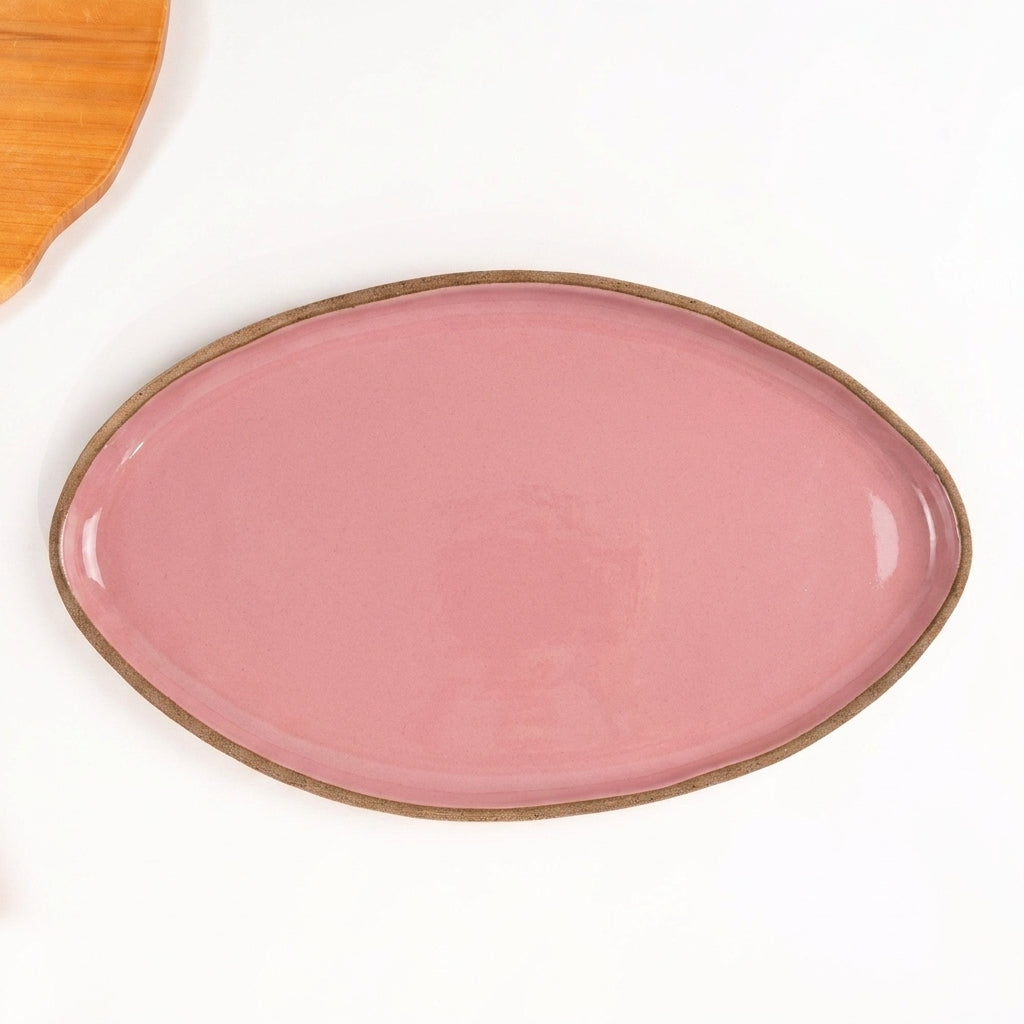 Travessa Oval em cerâmica artesanal — tamanho 40CM x 24CM, argila Cappuccino, esmalte Rosa Barbie