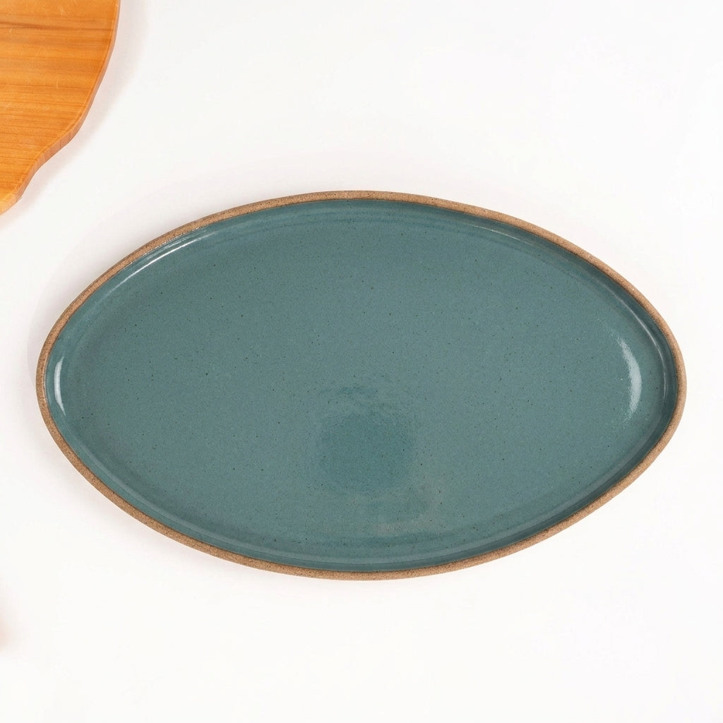 Travessa Oval em cerâmica artesanal — tamanho 40CM x 24CM, argila Cappuccino, esmalte Verde Exército