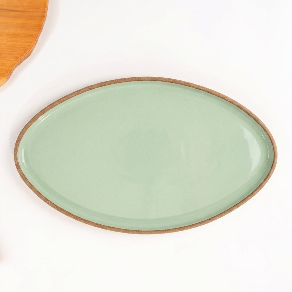 Travessa Oval em cerâmica artesanal — tamanho 40CM x 24CM, argila Cappuccino, esmalte Verde Menta