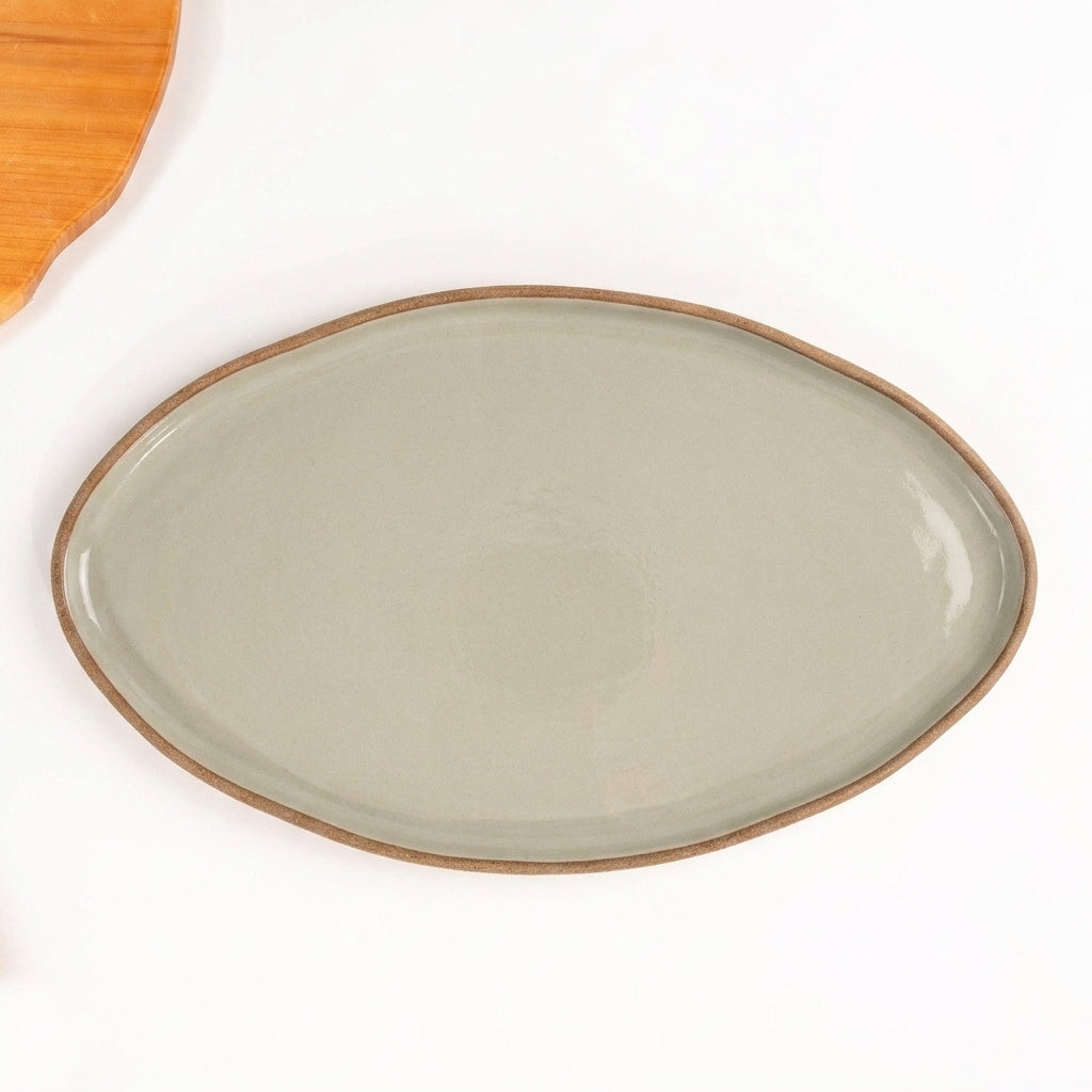 Travessa Oval em cerâmica artesanal — tamanho 40CM x 24CM, argila Cappuccino, esmalte Verde Pompeia
