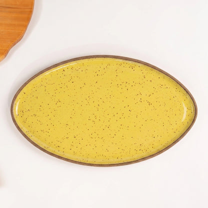 Travessa Oval em cerâmica artesanal — tamanho 40CM x 24CM, argila Flocos, esmalte Amarelo Intenso