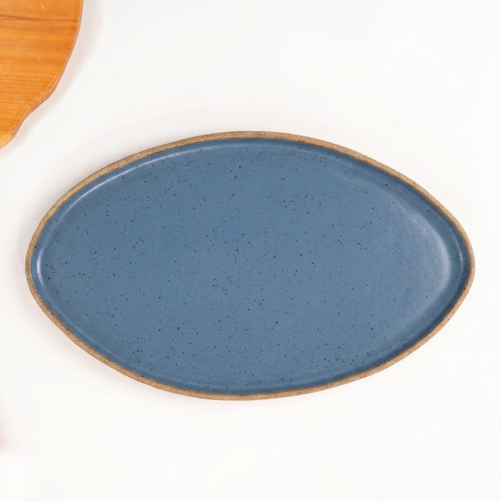 Travessa Oval em cerâmica artesanal — tamanho 40CM x 24CM, argila Flocos, esmalte Azul Safira