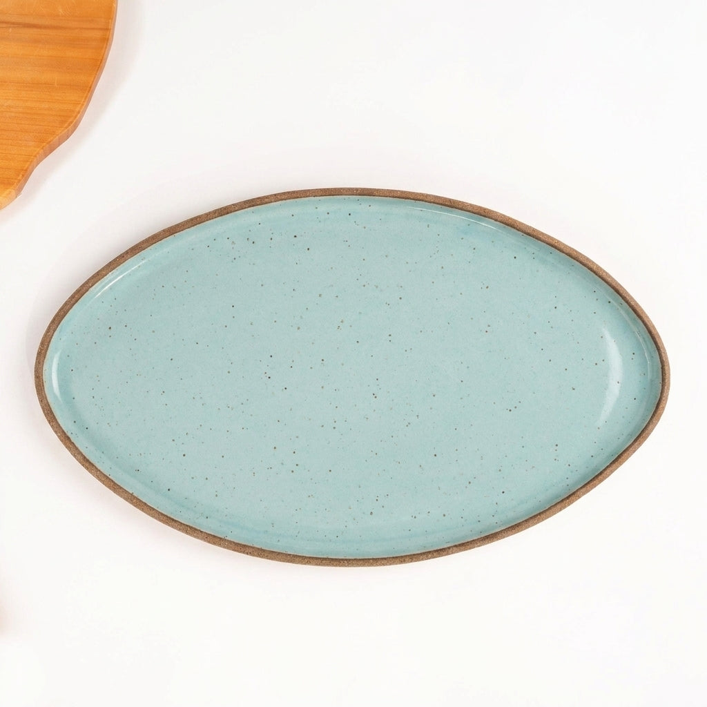 Travessa Oval em cerâmica artesanal — tamanho 40CM x 24CM, argila Flocos, esmalte Jujuba