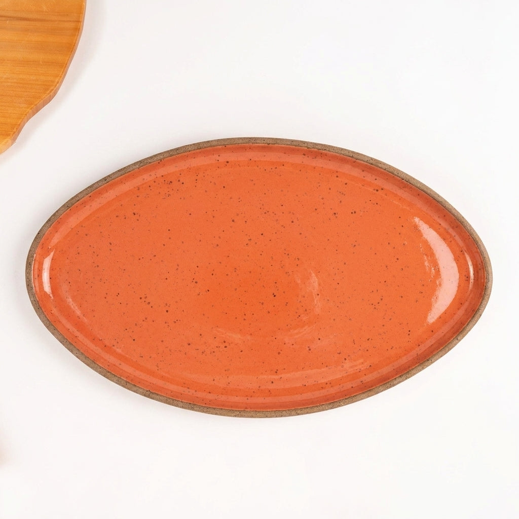 Travessa Oval em cerâmica artesanal — tamanho 40CM x 24CM, argila Flocos, esmalte Laranja Intenso