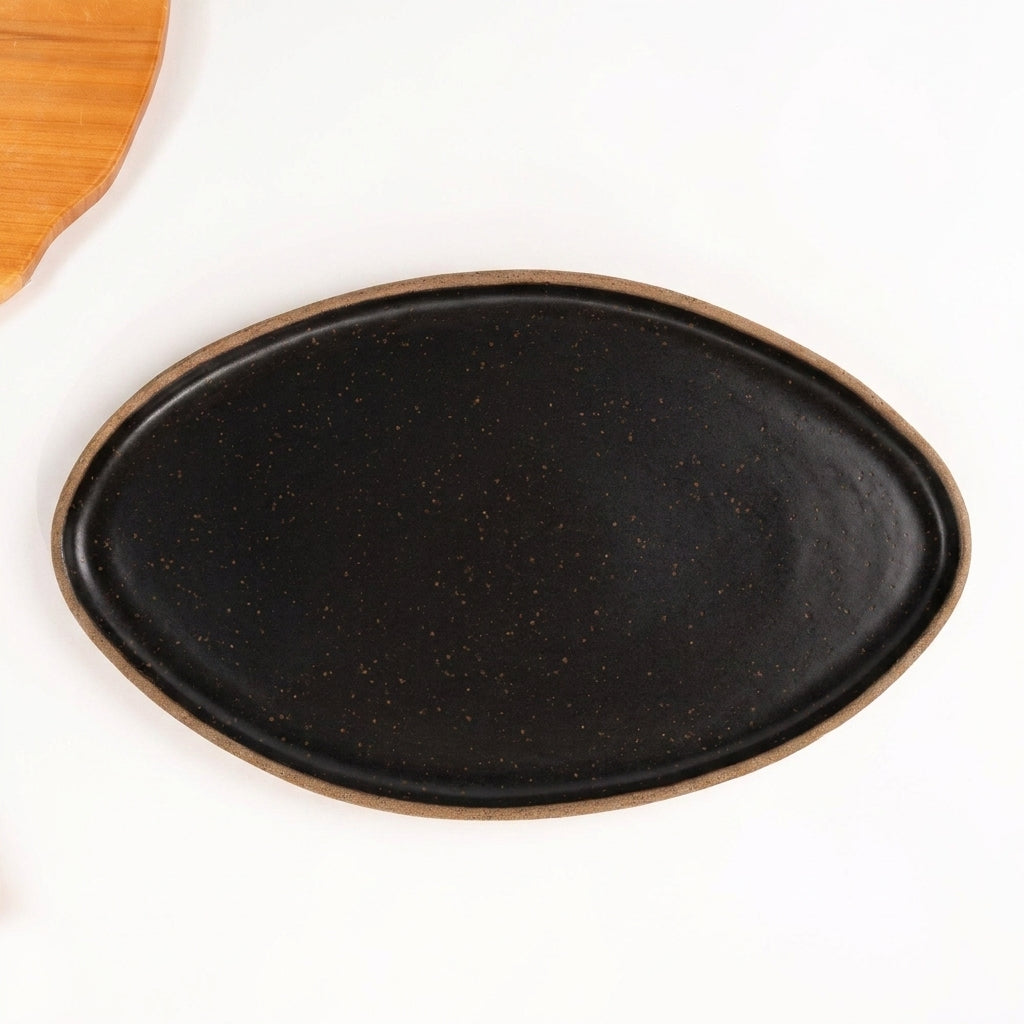 Travessa Oval em cerâmica artesanal — tamanho 40CM x 24CM, argila Flocos, esmalte Preto Ébano