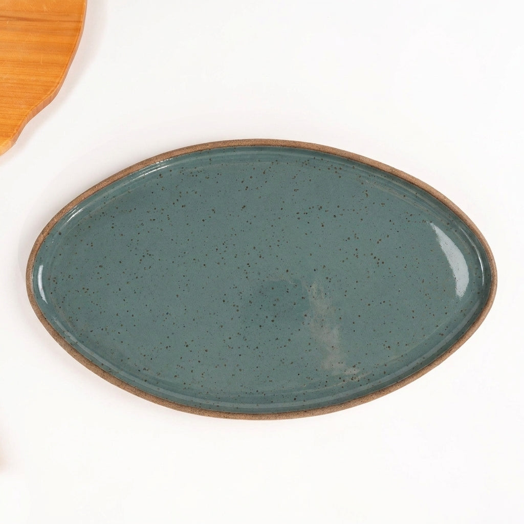 Travessa Oval em cerâmica artesanal — tamanho 40CM x 24CM, argila Flocos, esmalte Verde Exército