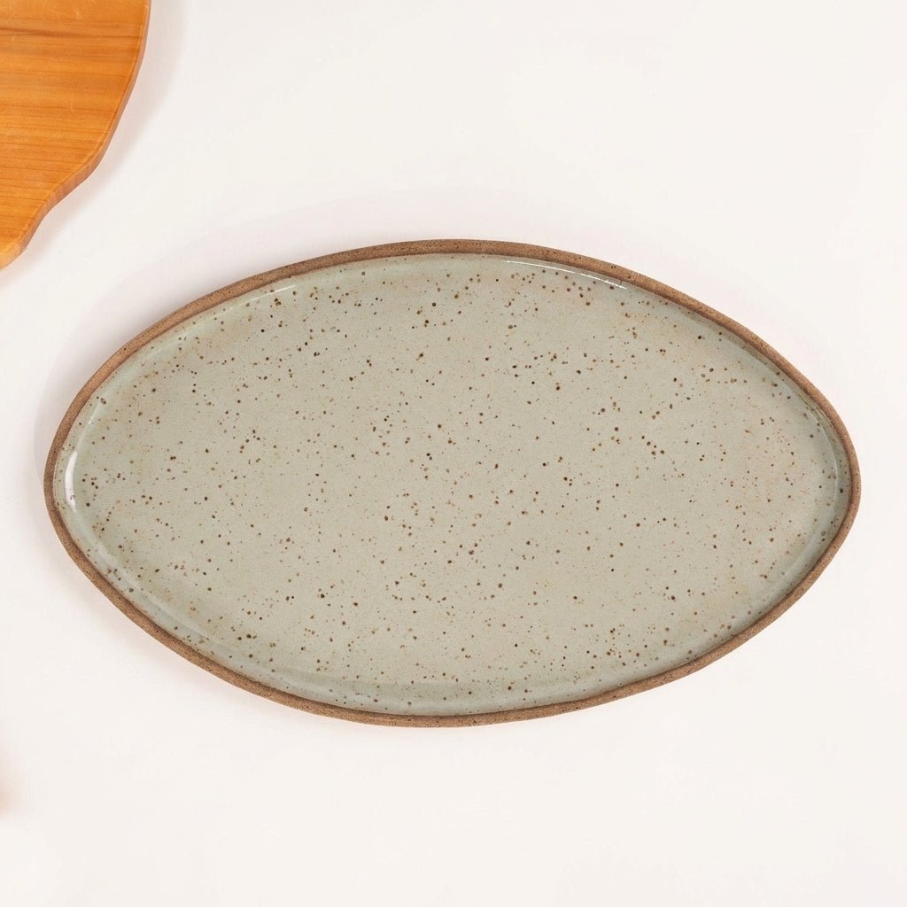 Travessa Oval em cerâmica artesanal — tamanho 40CM x 24CM, argila Flocos, esmalte Verde Pompeia