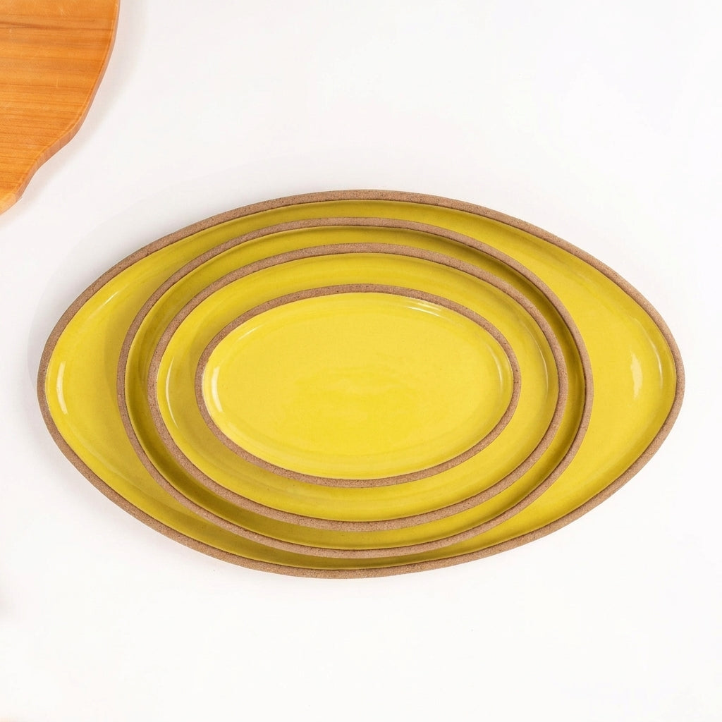 Travessa Oval em cerâmica artesanal — tamanho KIT 4 TAMANHOS, argila Cappuccino, esmalte Amarelo Intenso