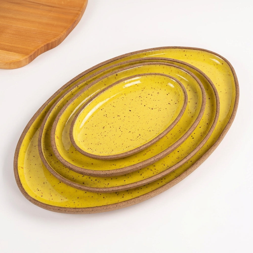 Travessa Oval em cerâmica artesanal — tamanho KIT 4 TAMANHOS, argila Flocos, esmalte Amarelo Intenso