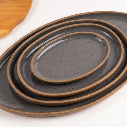 Travessa Oval em cerâmica artesanal — tamanho KIT 4 TAMANHOS, argila Flocos, esmalte Grafite