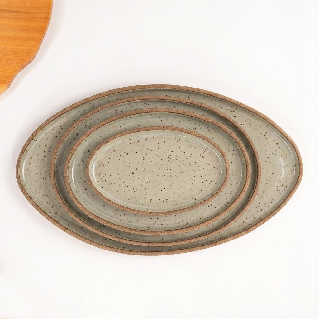 Travessa Oval em cerâmica artesanal — tamanho KIT 4 TAMANHOS, argila Flocos, esmalte Verde Pompeia