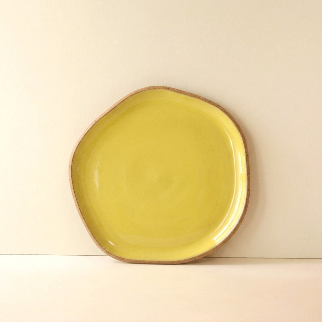 Travessa Rasa Orgânica em cerâmica artesanal — tamanho 25CM, argila Cappuccino, esmalte Amarelo Intenso