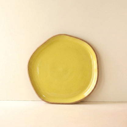 Travessa Rasa Orgânica em cerâmica artesanal — tamanho 25CM, argila Cappuccino, esmalte Amarelo Intenso