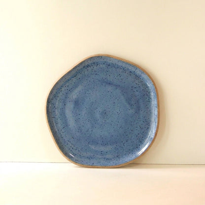 Travessa Rasa Orgânica em cerâmica artesanal — tamanho 25CM, argila Cappuccino, esmalte Azul Safira