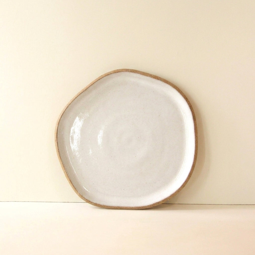 Travessa Rasa Orgânica em cerâmica artesanal — tamanho 25CM, argila Cappuccino, esmalte Branco AMME