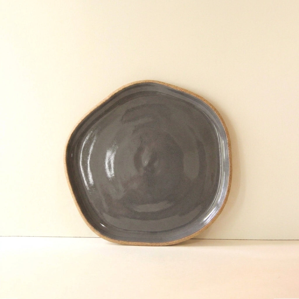 Travessa Rasa Orgânica em cerâmica artesanal — tamanho 25CM, argila Cappuccino, esmalte Grafite