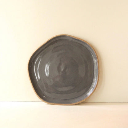 Travessa Rasa Orgânica em cerâmica artesanal — tamanho 25CM, argila Cappuccino, esmalte Grafite