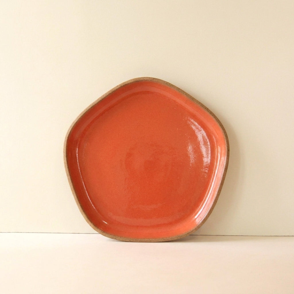 Travessa Rasa Orgânica em cerâmica artesanal — tamanho 25CM, argila Cappuccino, esmalte Laranja Intenso