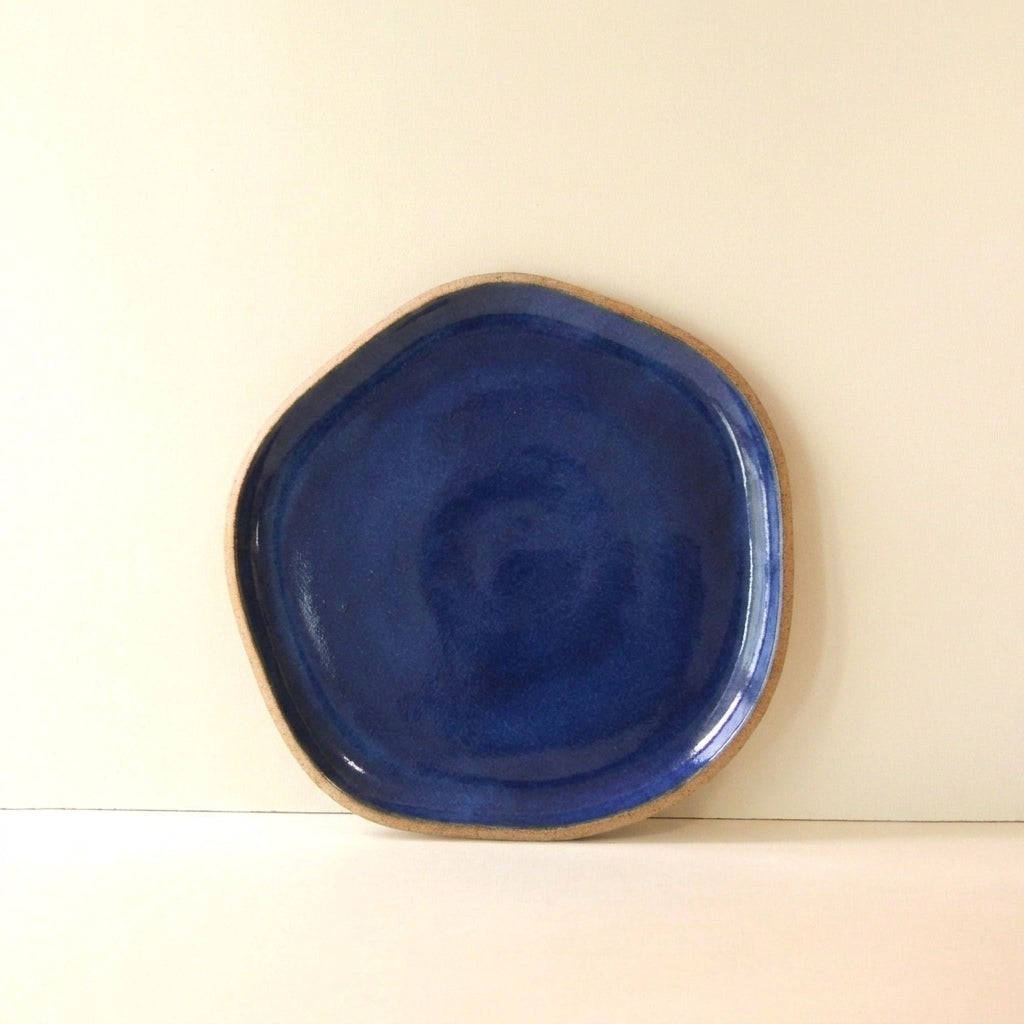Travessa Rasa Orgânica em cerâmica artesanal — tamanho 25CM, argila Cappuccino, esmalte Lazuli