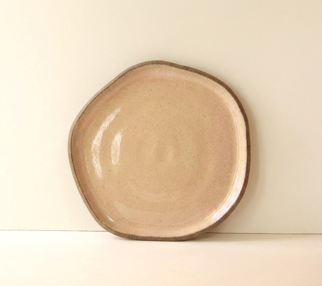 Travessa Rasa Orgânica em cerâmica artesanal — tamanho 25CM, argila Cappuccino, esmalte Nude