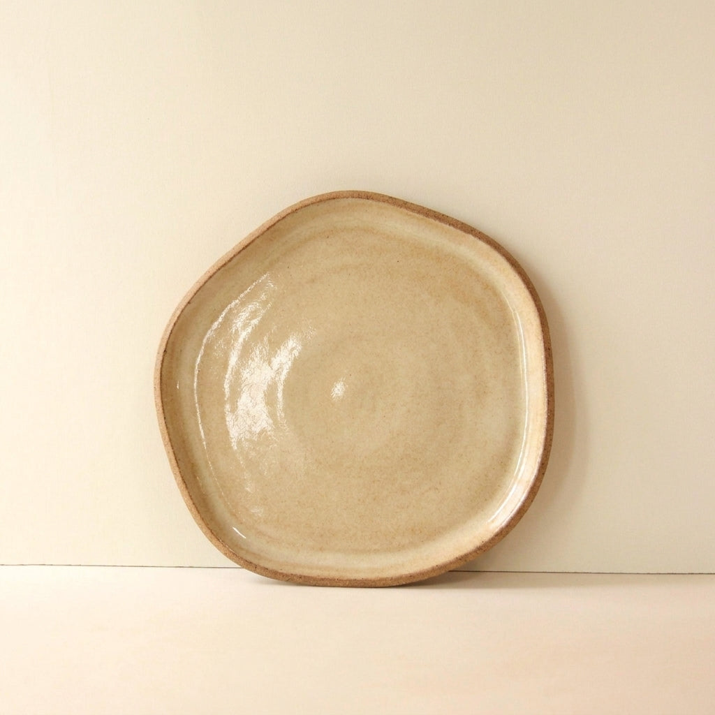 Travessa Rasa Orgânica em cerâmica artesanal — tamanho 25CM, argila Cappuccino, esmalte Pedra Sabão