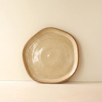 Travessa Rasa Orgânica em cerâmica artesanal — tamanho 25CM, argila Cappuccino, esmalte Pedra Sabão